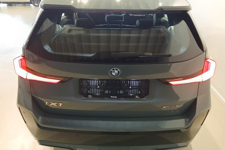 Grøn BMW iX1 fra 2025