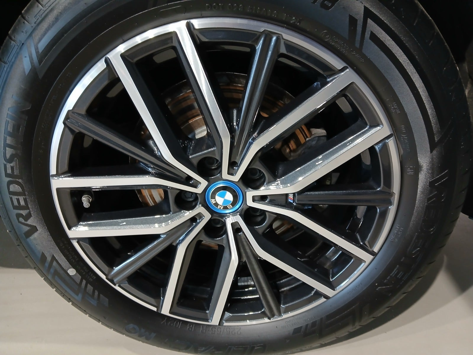 Grøn BMW iX1 fra 2025