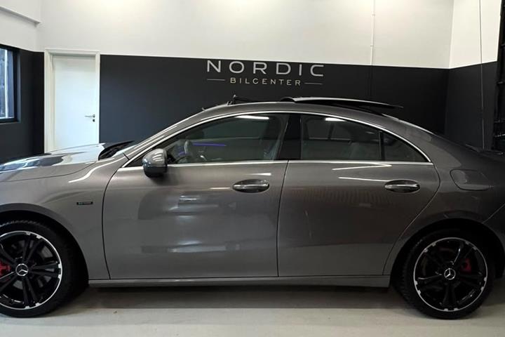 Grå Mercedes CLA250 e fra 2021