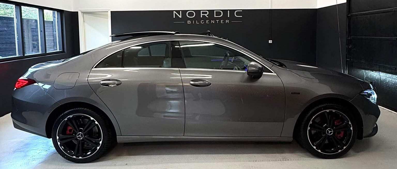 Grå Mercedes CLA250 e fra 2021