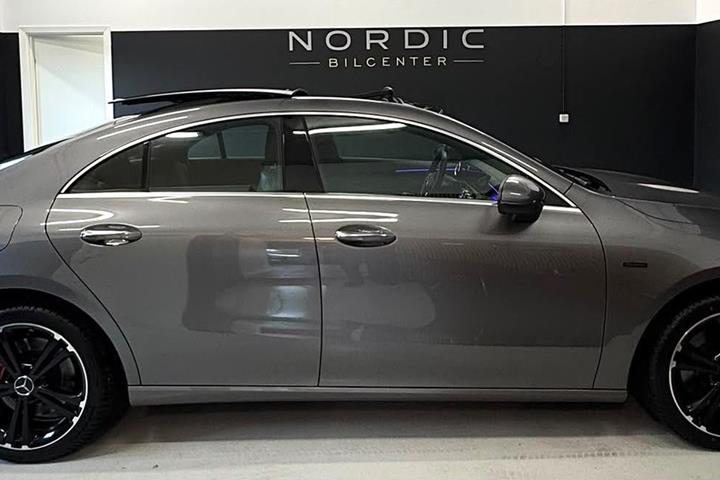 Grå Mercedes CLA250 e fra 2021