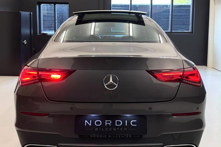 Grå Mercedes CLA250 e fra 2021