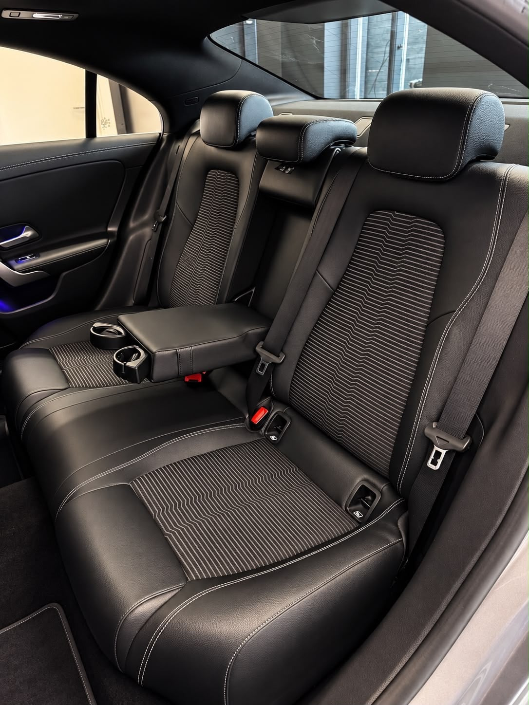 Grå Mercedes CLA250 e fra 2021