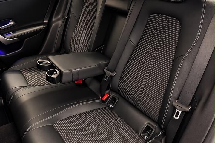 Grå Mercedes CLA250 e fra 2021