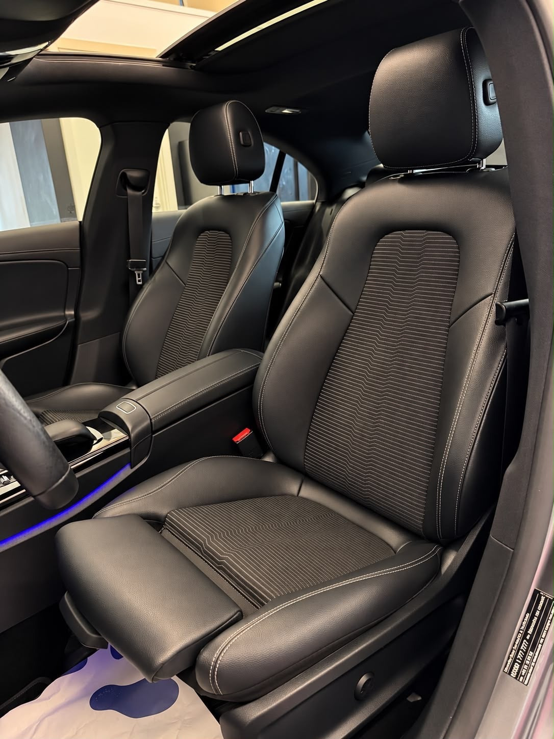 Grå Mercedes CLA250 e fra 2021