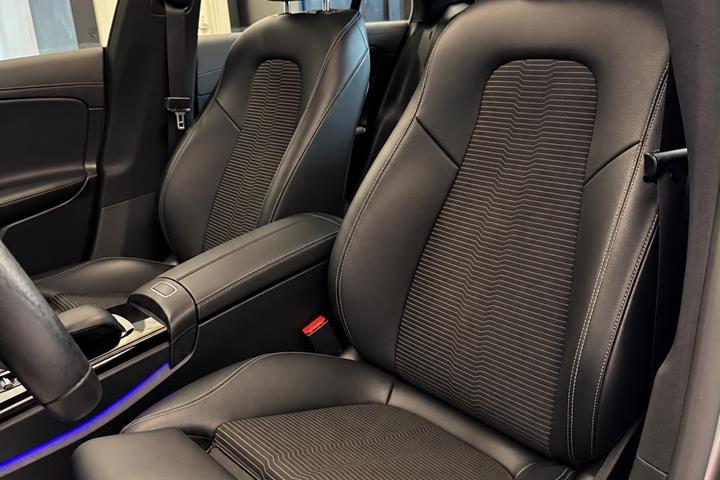 Grå Mercedes CLA250 e fra 2021