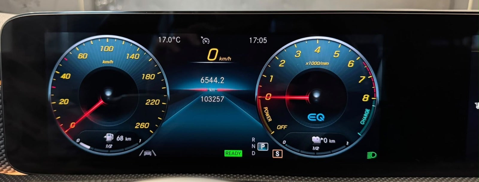 Grå Mercedes CLA250 e fra 2021