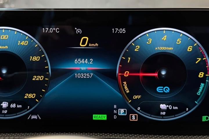 Grå Mercedes CLA250 e fra 2021