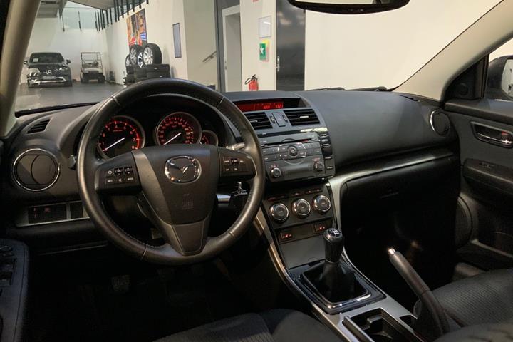 Blå Mazda 6 fra 2010