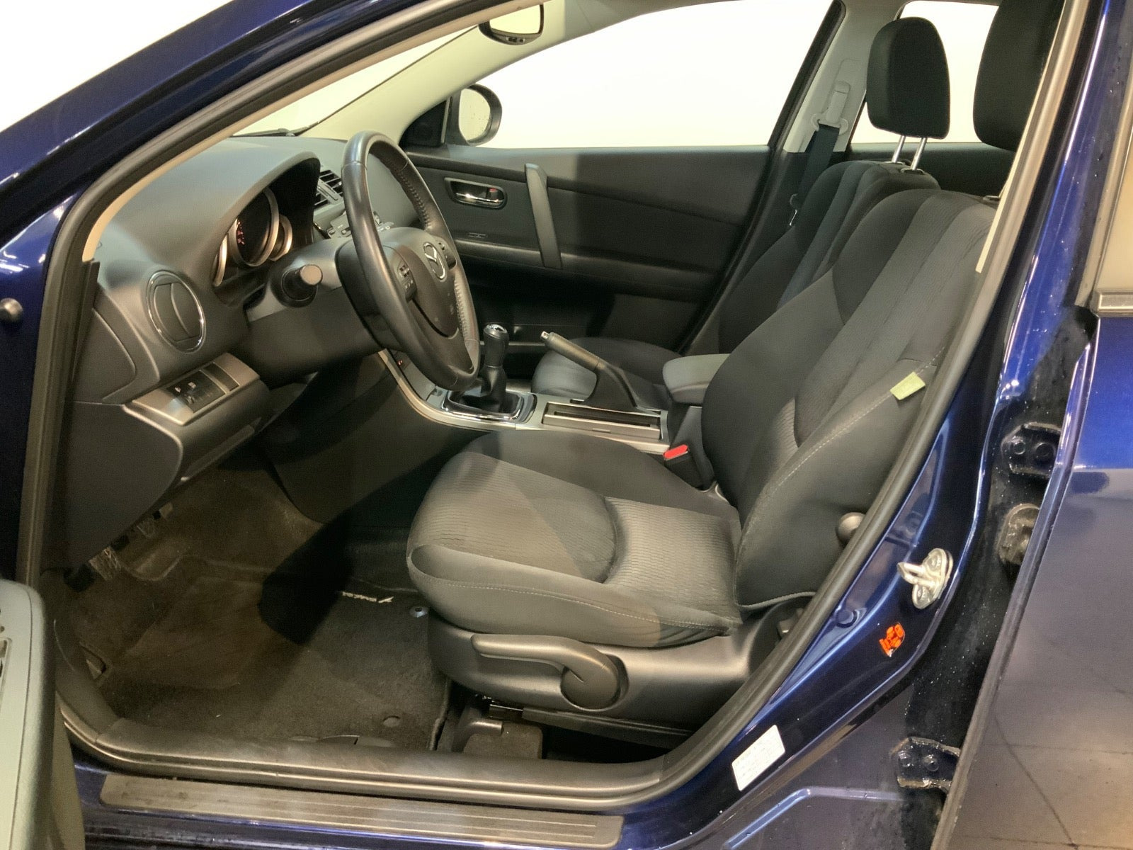 Blå Mazda 6 fra 2010