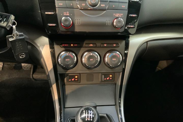 Blå Mazda 6 fra 2010