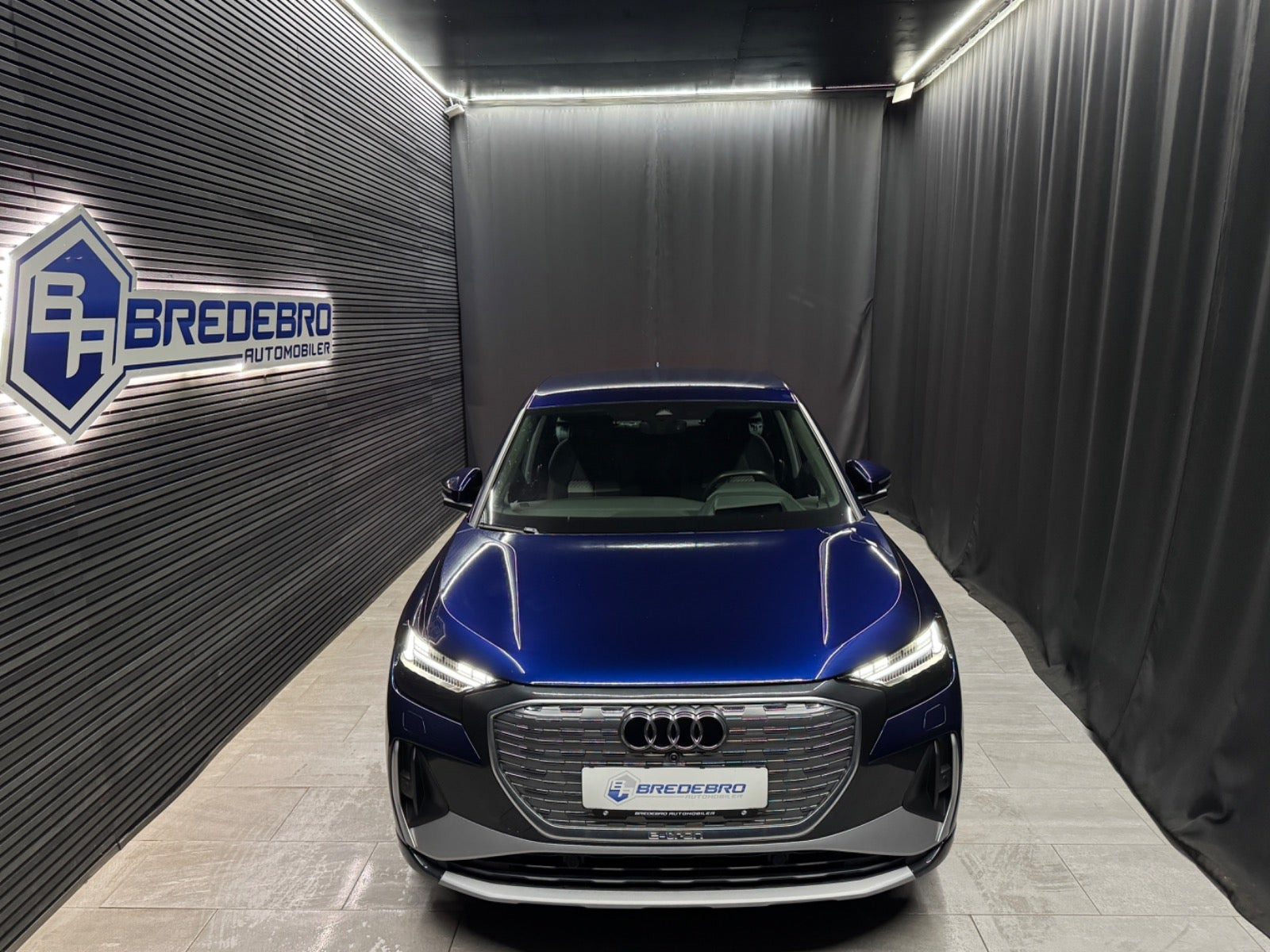 Blå Audi Q4 e-tron fra 2022