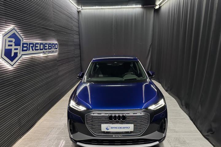 Blå Audi Q4 e-tron fra 2022