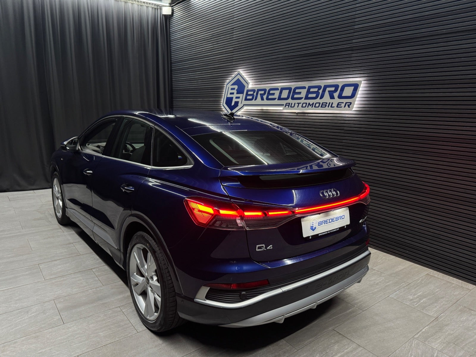 Blå Audi Q4 e-tron fra 2022