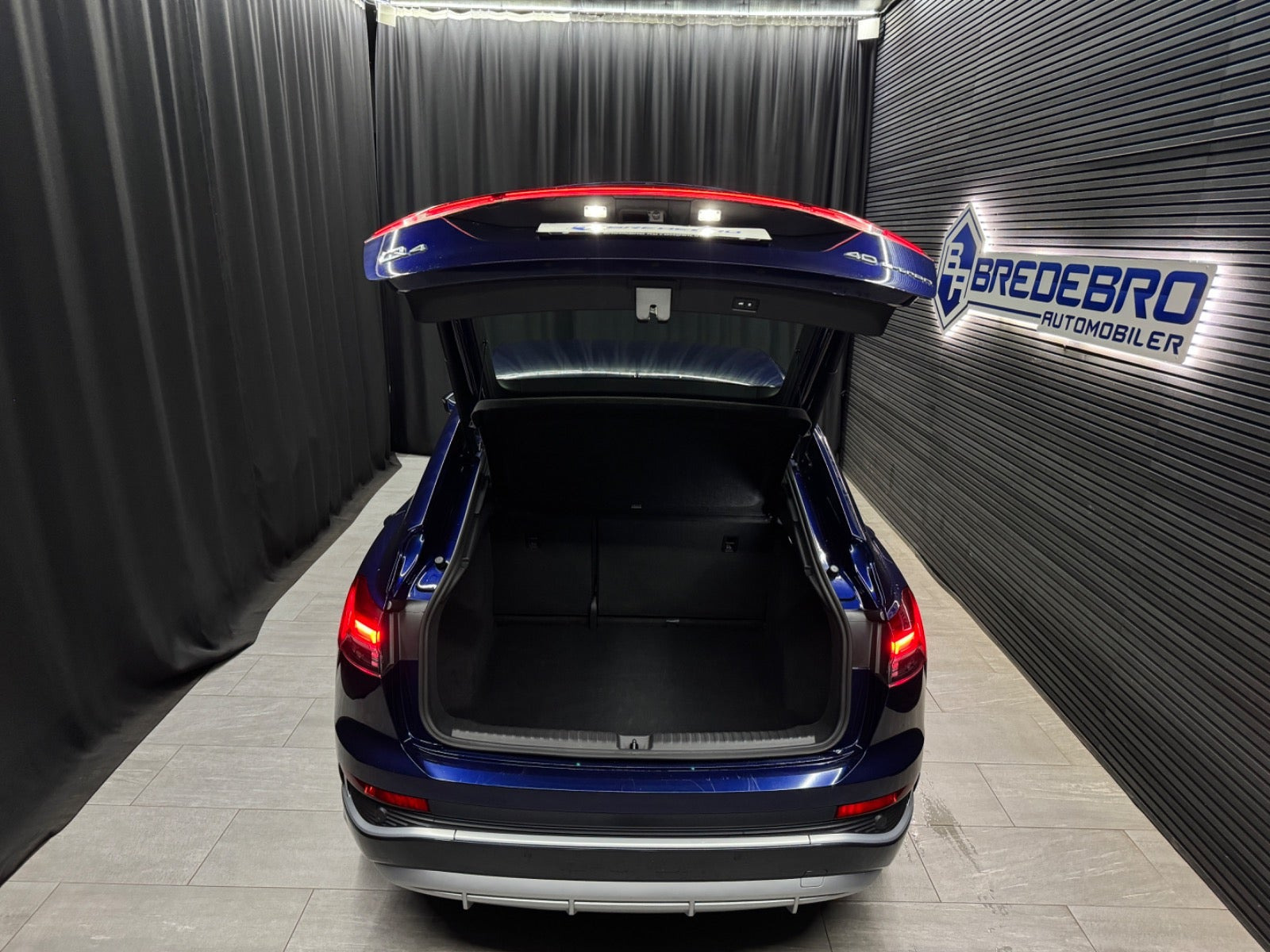 Blå Audi Q4 e-tron fra 2022