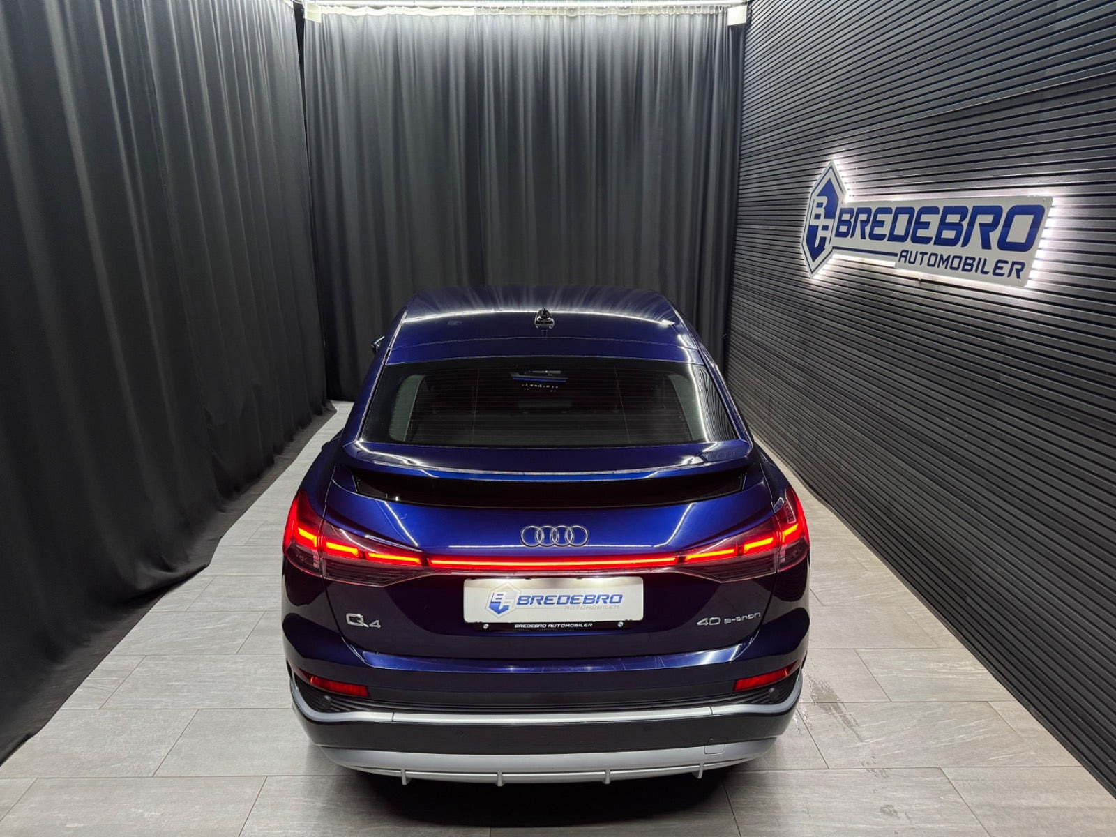Blå Audi Q4 e-tron fra 2022