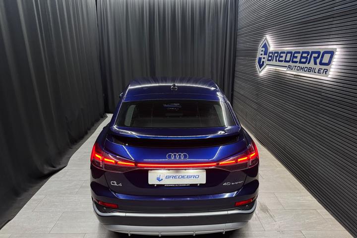 Blå Audi Q4 e-tron fra 2022
