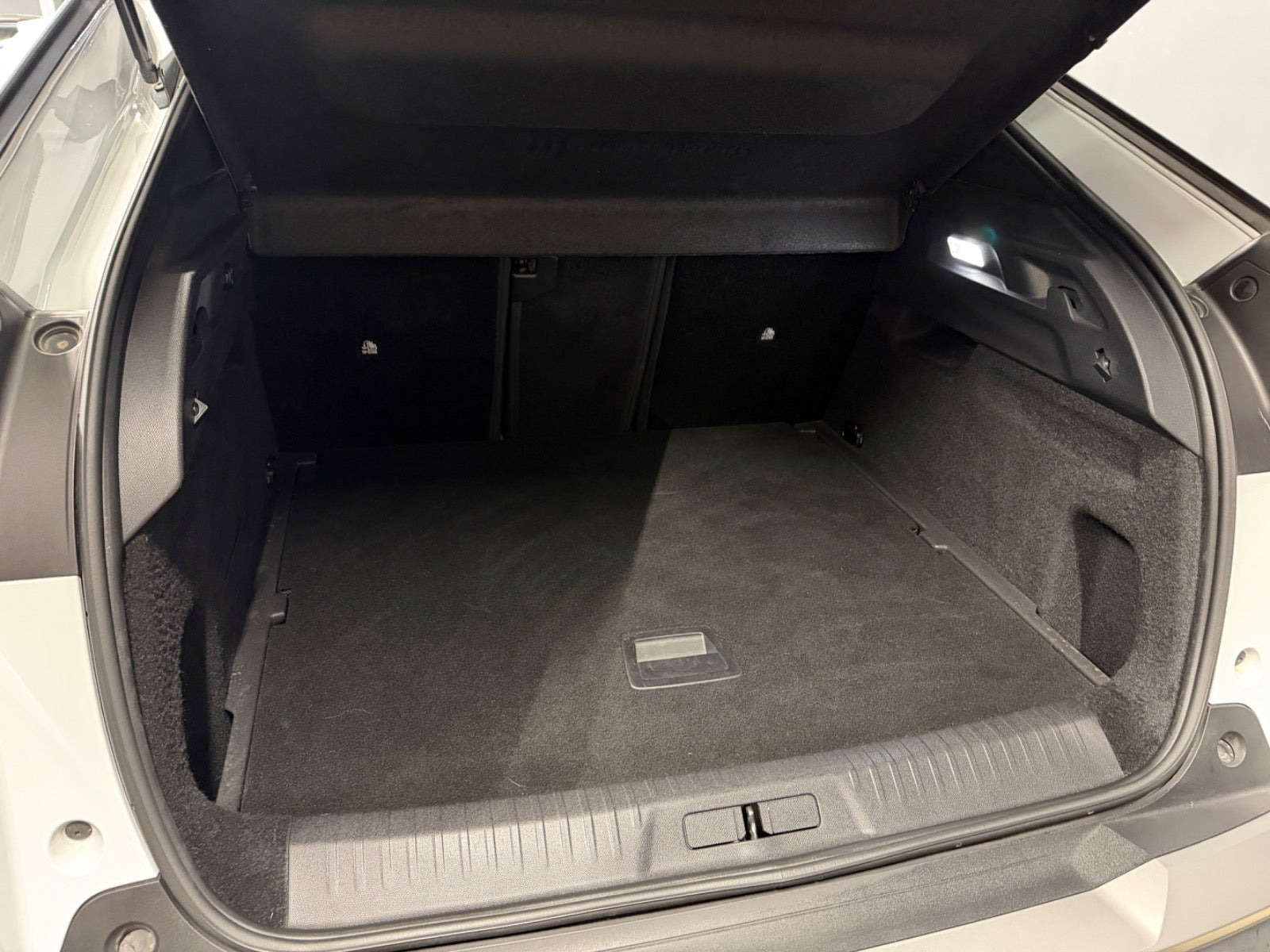 Hvid Peugeot e-3008 fra 2024