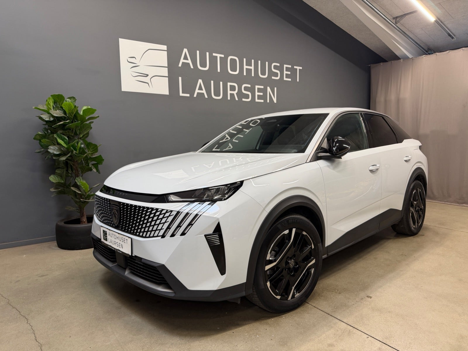 Hvid Peugeot e-3008 fra 2024