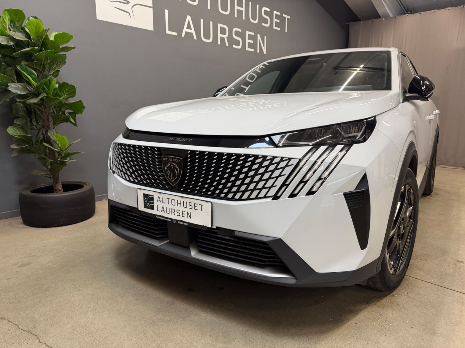 Hvid Peugeot e-3008 fra 2024