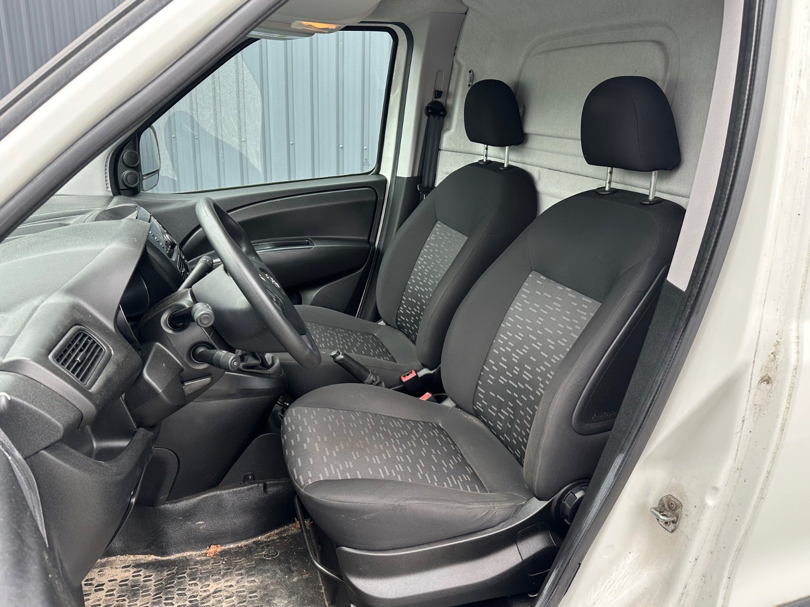 Hvid Opel Combo fra 2018