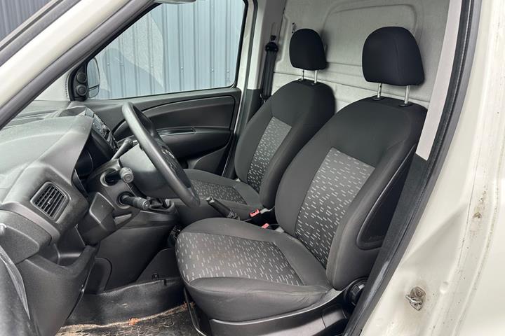 Hvid Opel Combo fra 2018