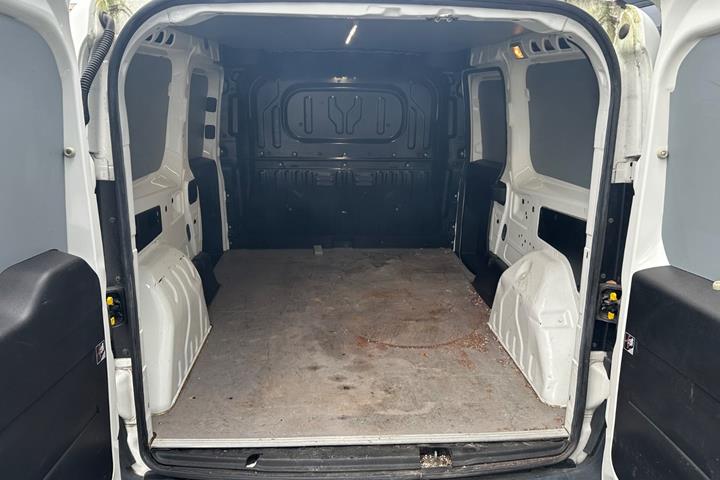 Hvid Opel Combo fra 2018