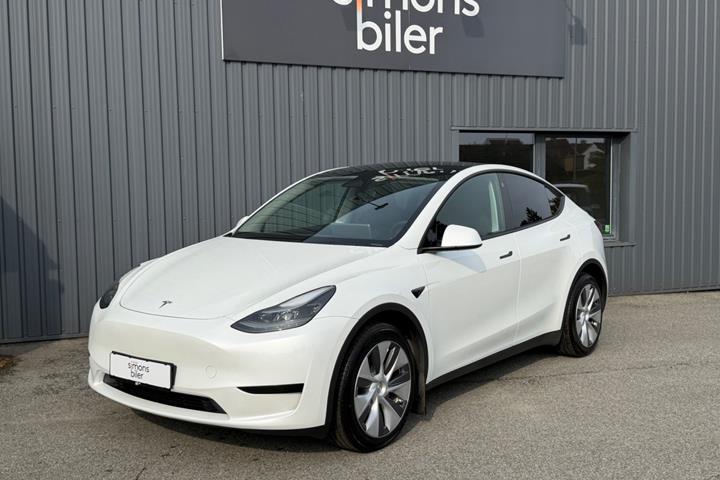 Hvid Tesla Model Y fra 2024