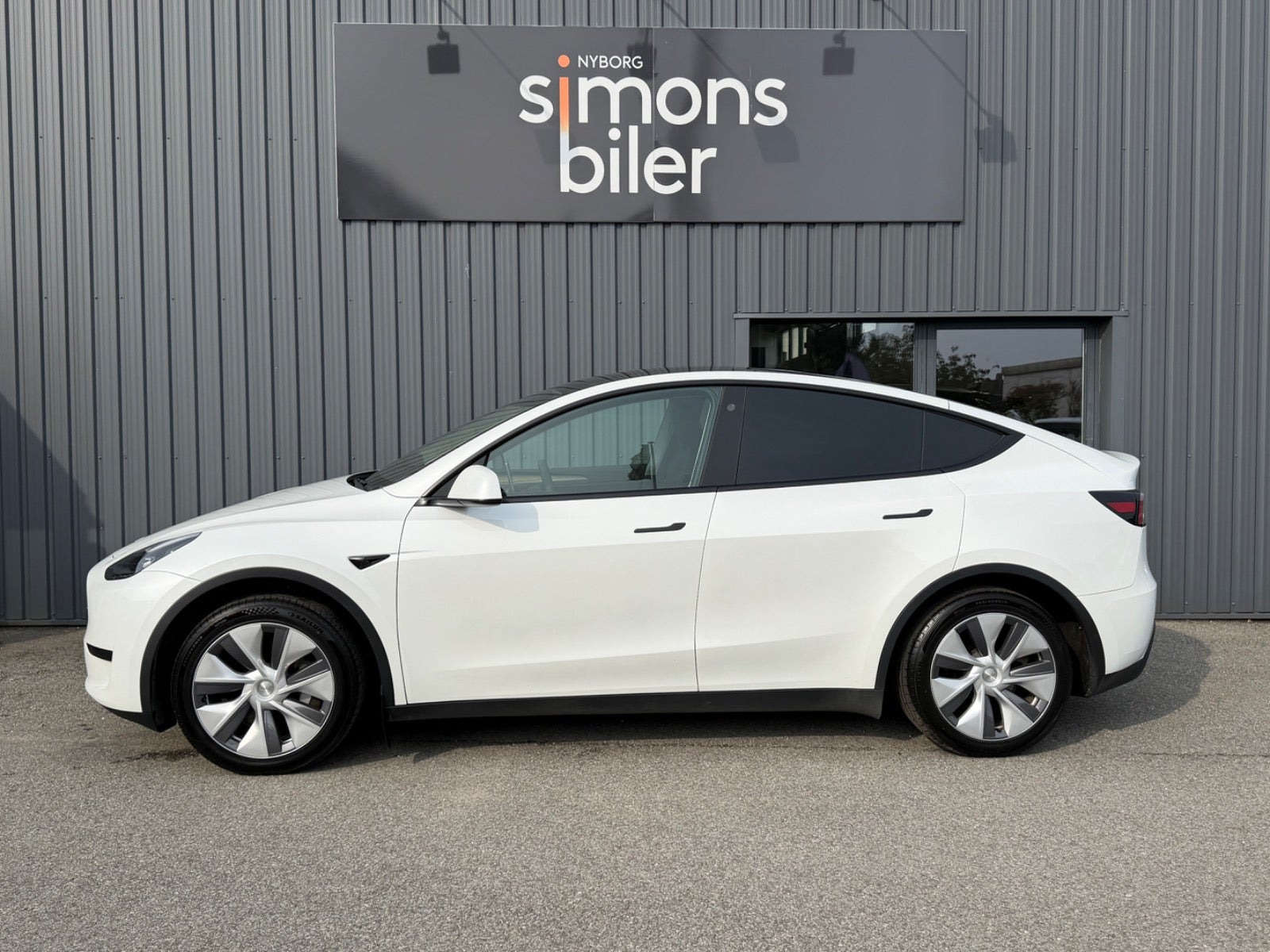 Hvid Tesla Model Y fra 2024