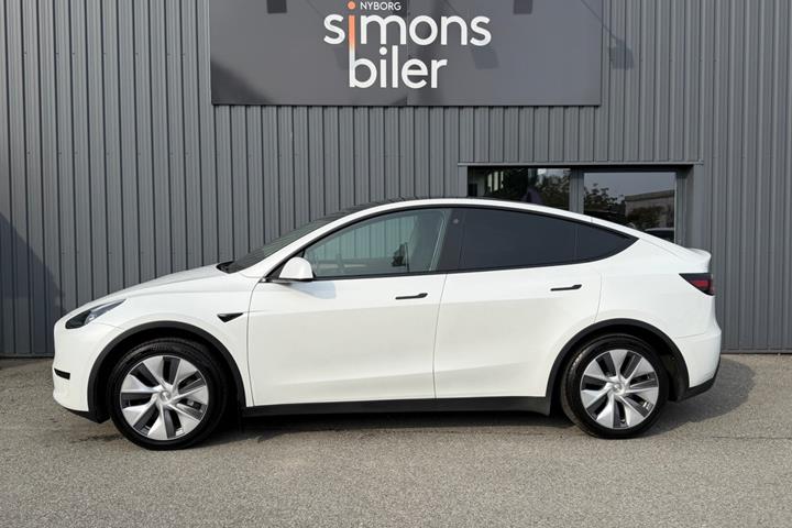 Hvid Tesla Model Y fra 2024
