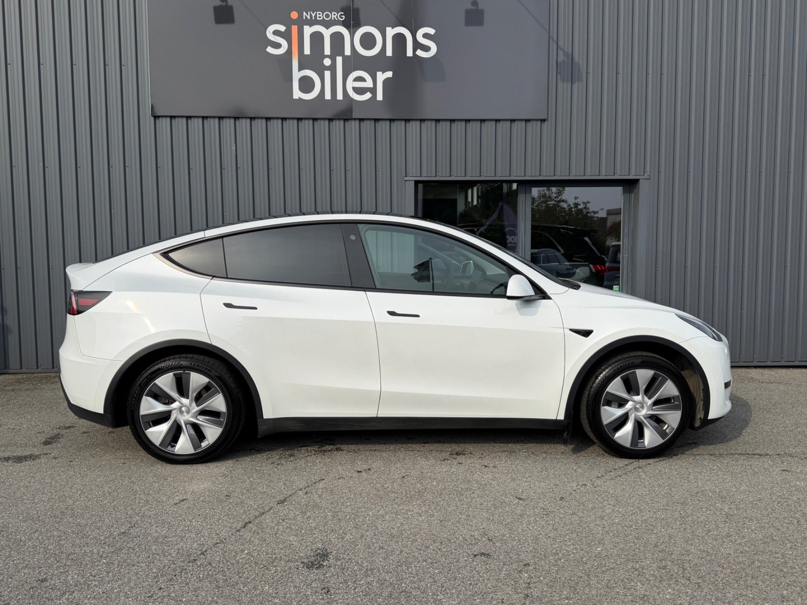 Hvid Tesla Model Y fra 2024