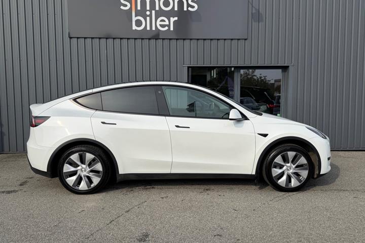 Hvid Tesla Model Y fra 2024