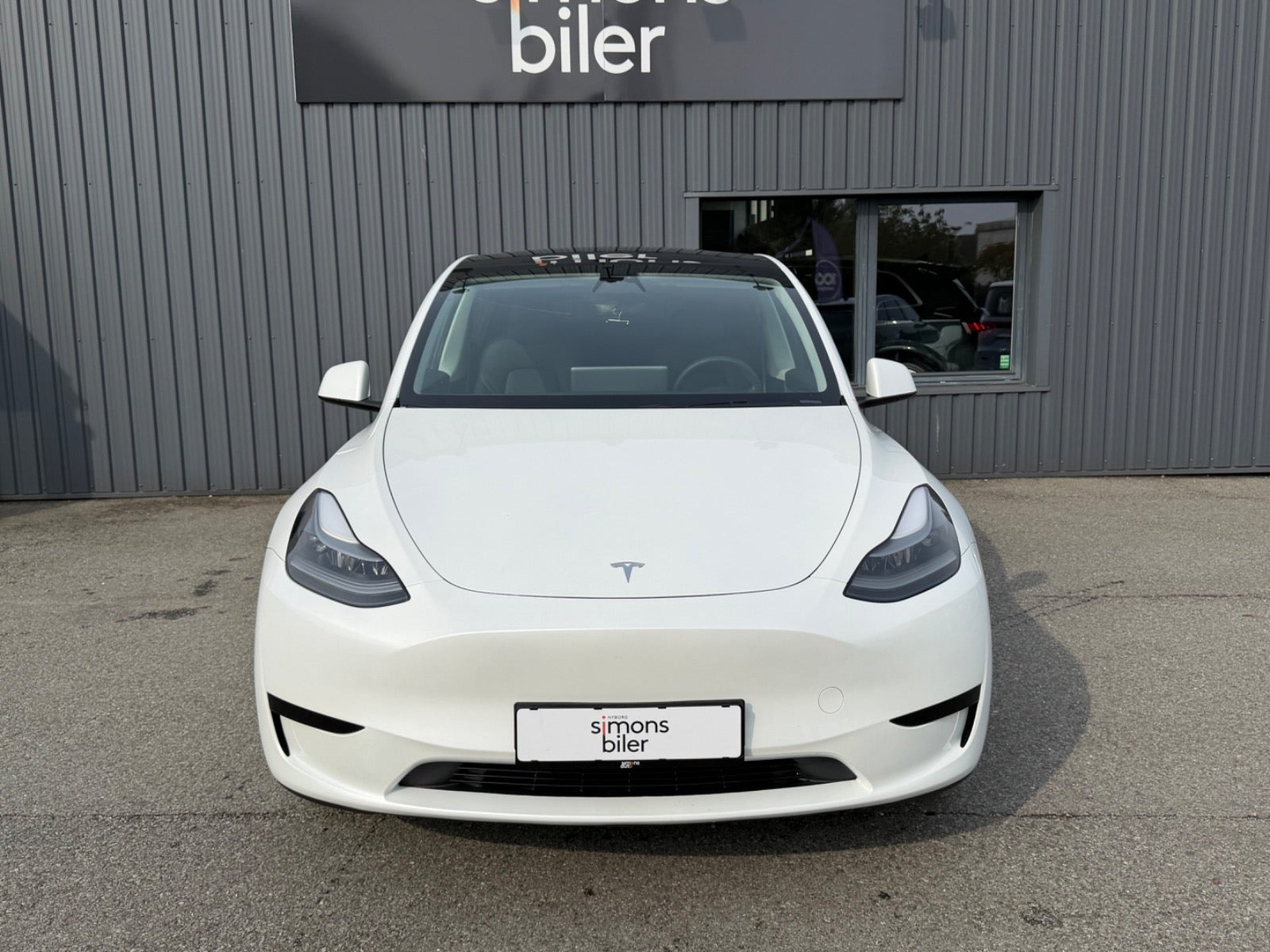 Hvid Tesla Model Y fra 2024