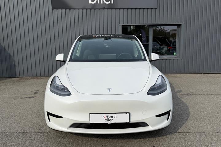 Hvid Tesla Model Y fra 2024