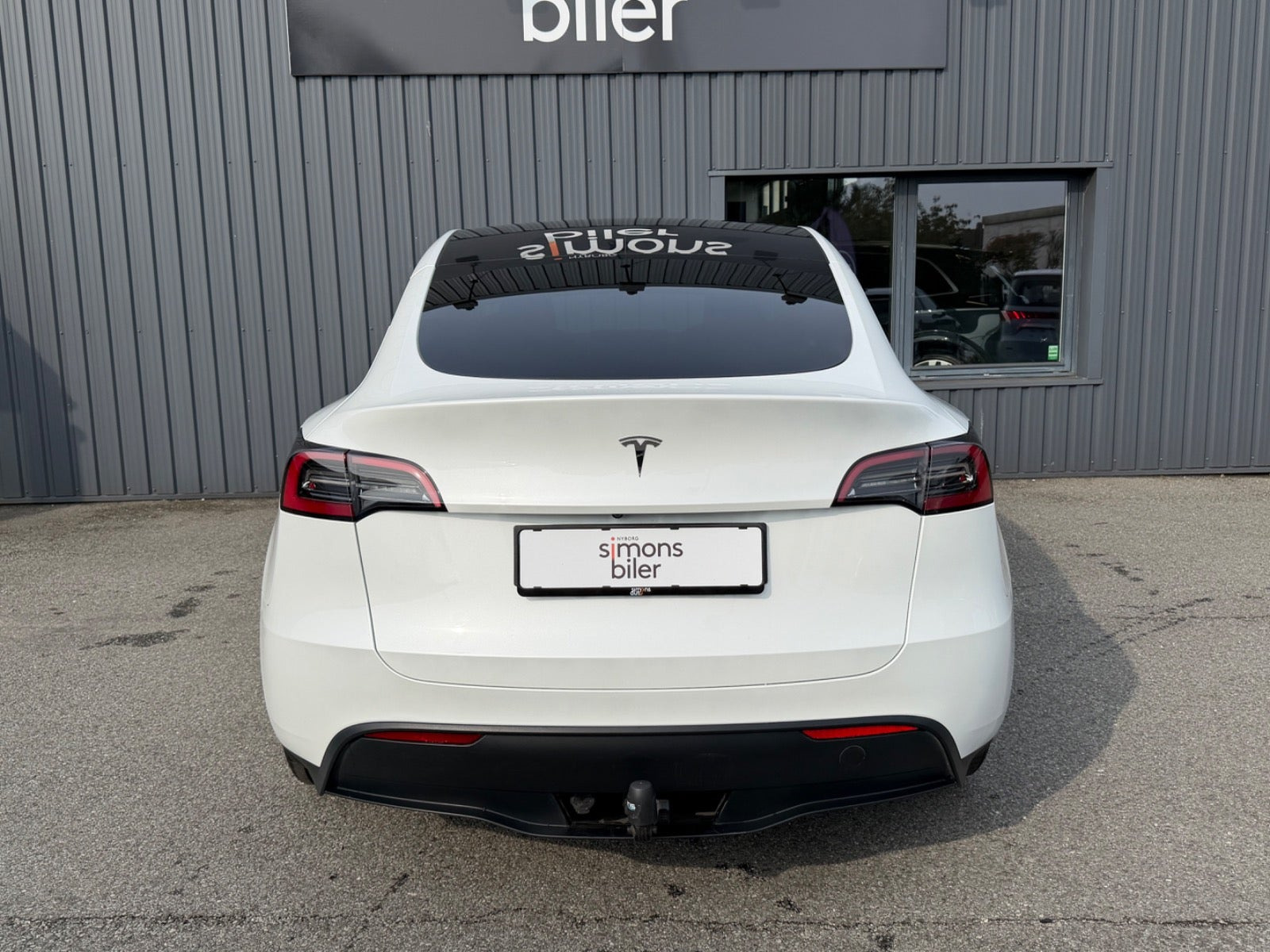 Hvid Tesla Model Y fra 2024