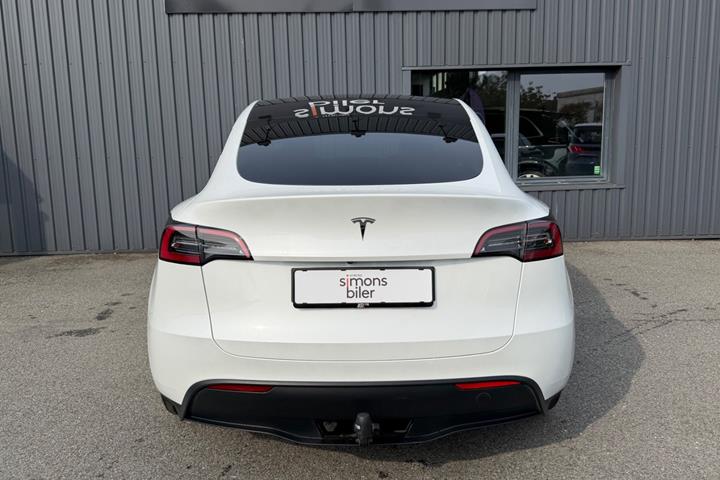 Hvid Tesla Model Y fra 2024
