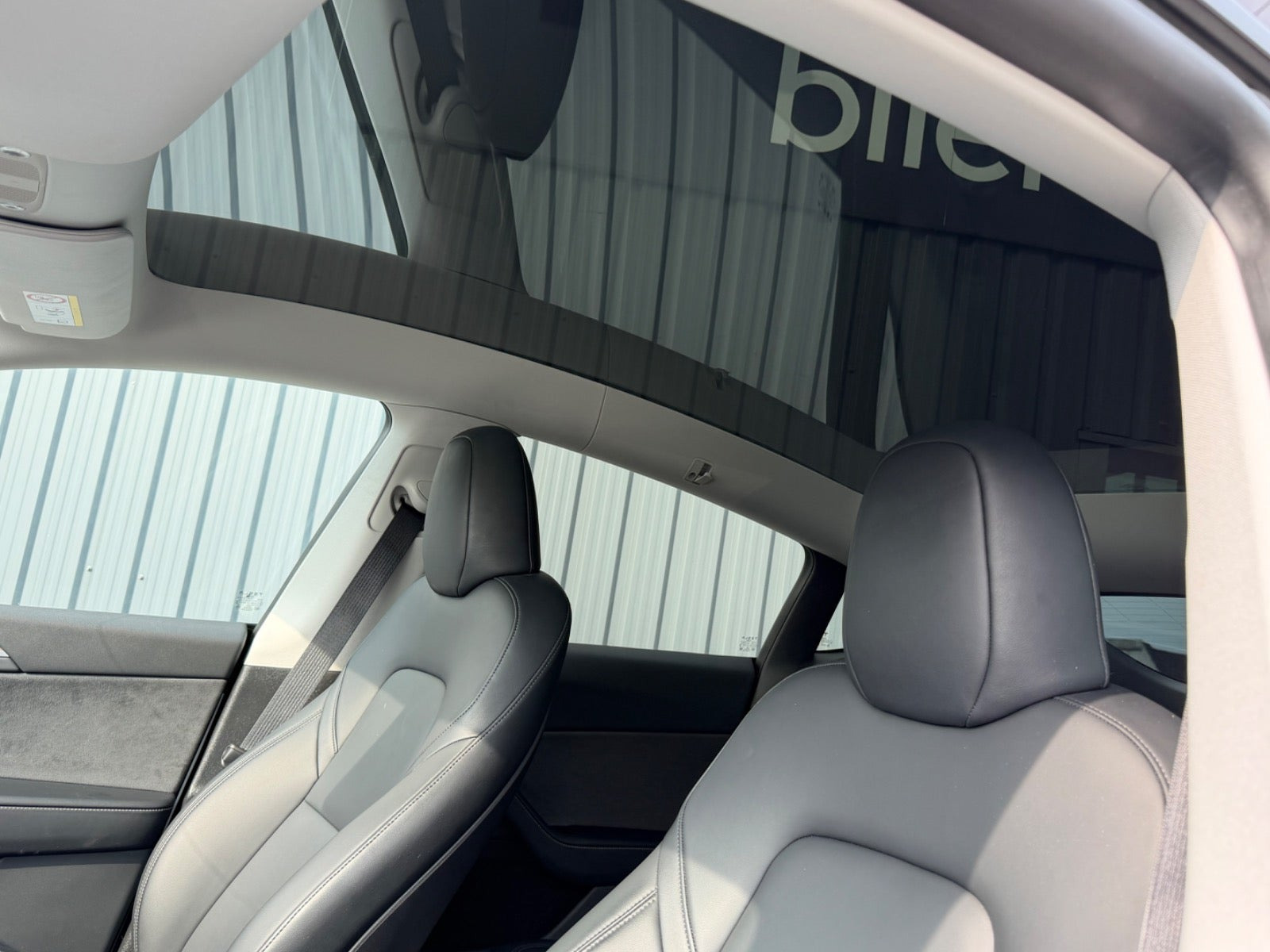 Hvid Tesla Model Y fra 2024