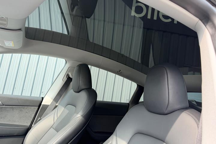 Hvid Tesla Model Y fra 2024