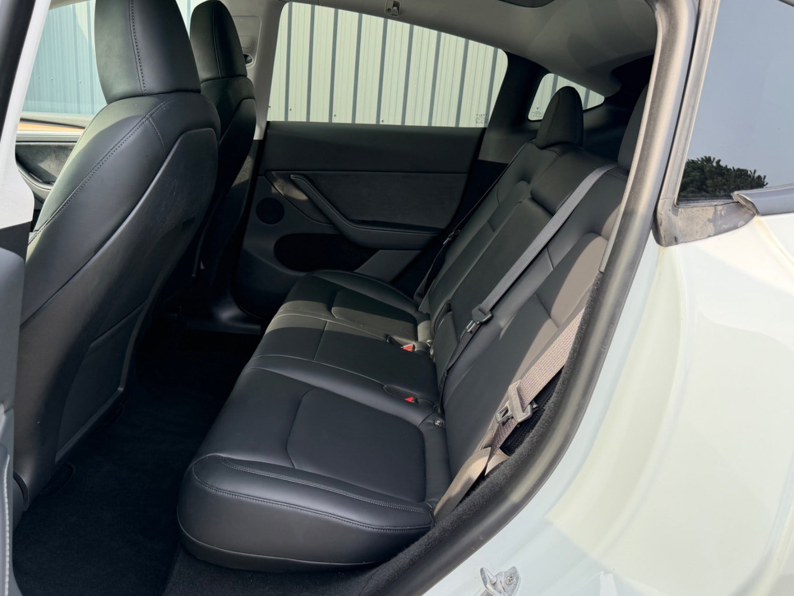 Hvid Tesla Model Y fra 2024