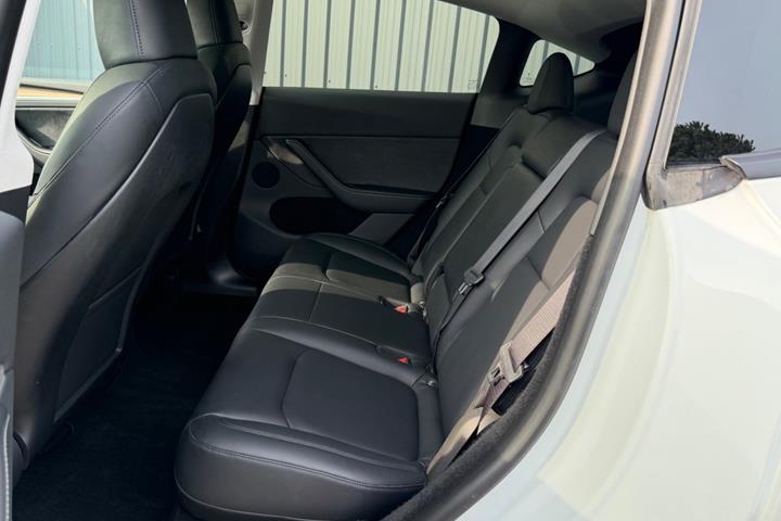 Hvid Tesla Model Y fra 2024
