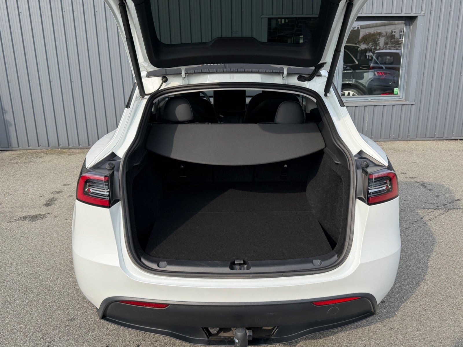 Hvid Tesla Model Y fra 2024