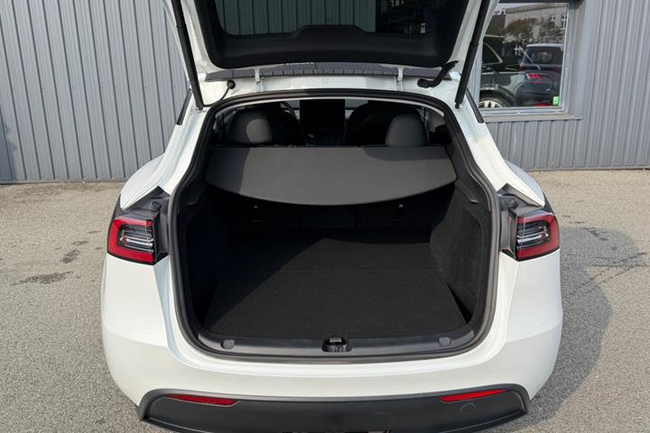 Hvid Tesla Model Y fra 2024