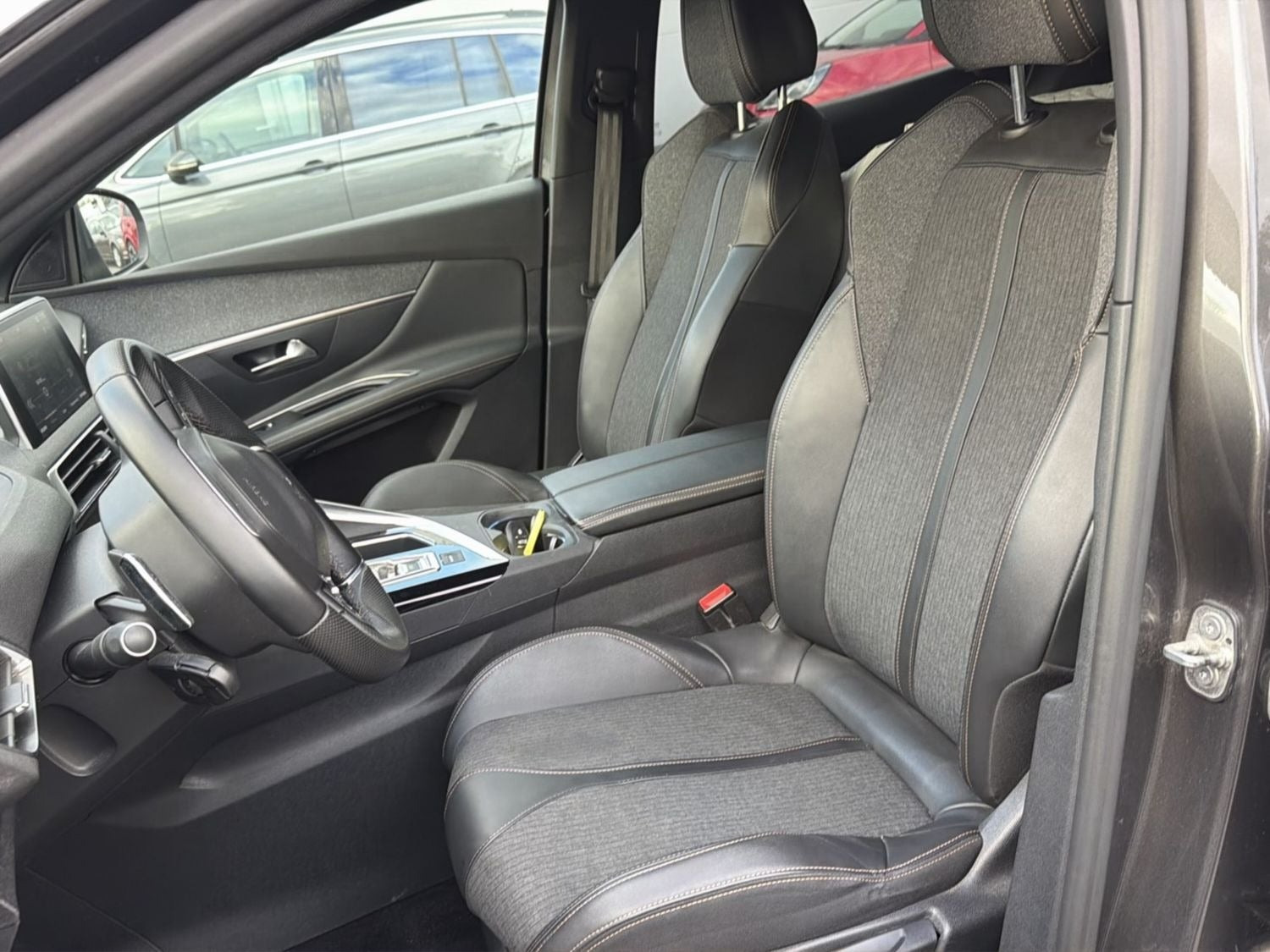 Grå Peugeot 3008 fra 2019