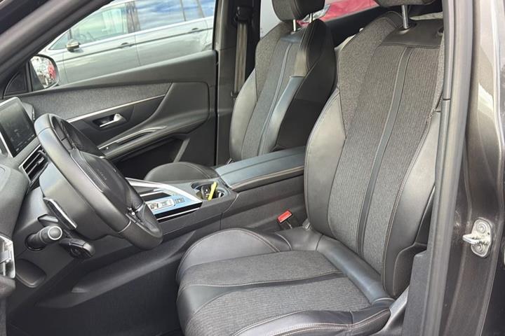 Grå Peugeot 3008 fra 2019