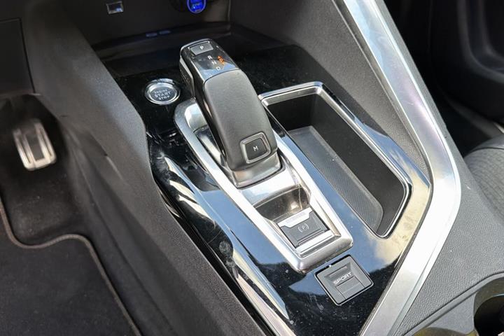 Grå Peugeot 3008 fra 2019