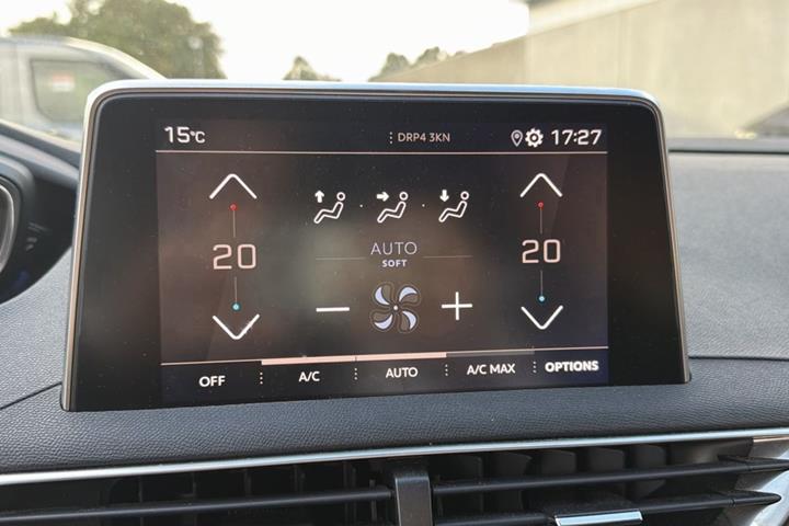 Grå Peugeot 3008 fra 2019