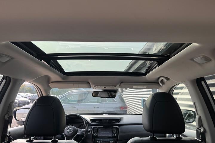 Sølv Nissan X-Trail fra 2018