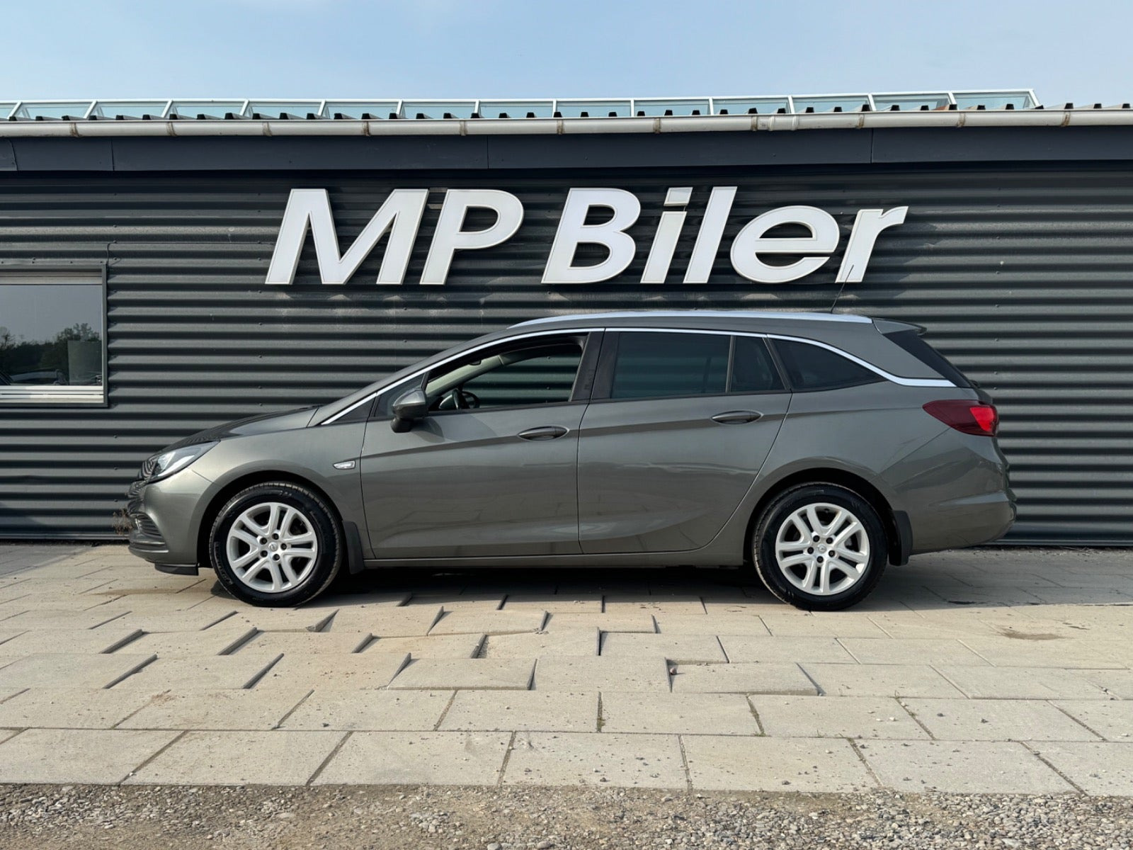 Grå Opel Astra fra 2018