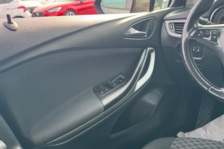 Grå Opel Astra fra 2018