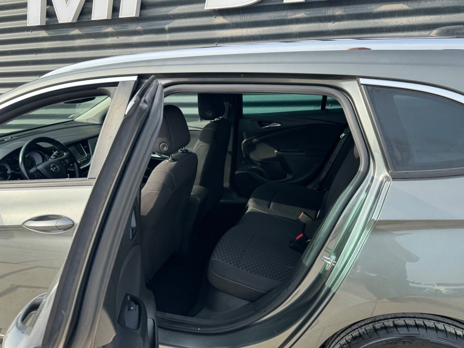 Grå Opel Astra fra 2018